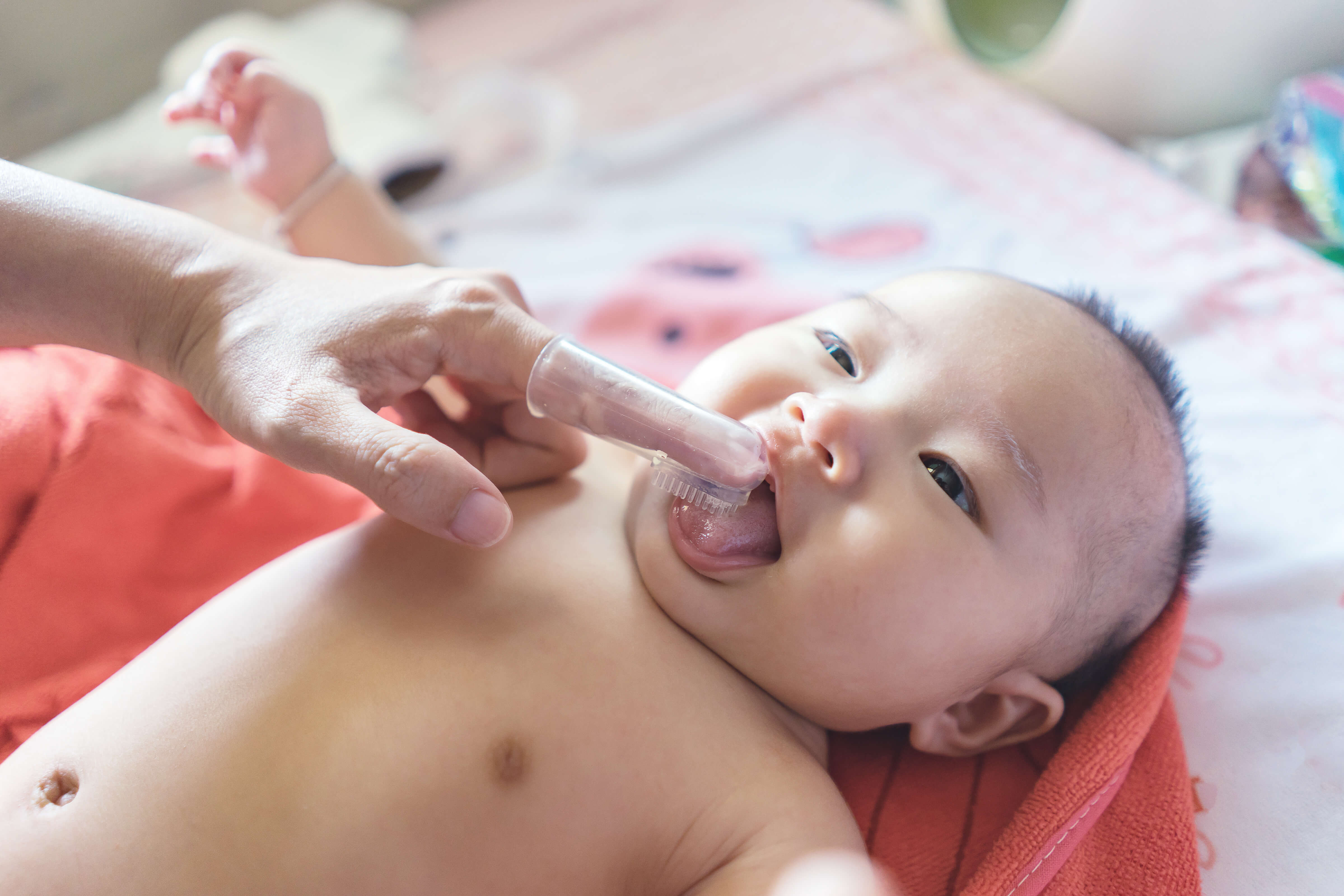 У младенца во рту свернувшееся молоко