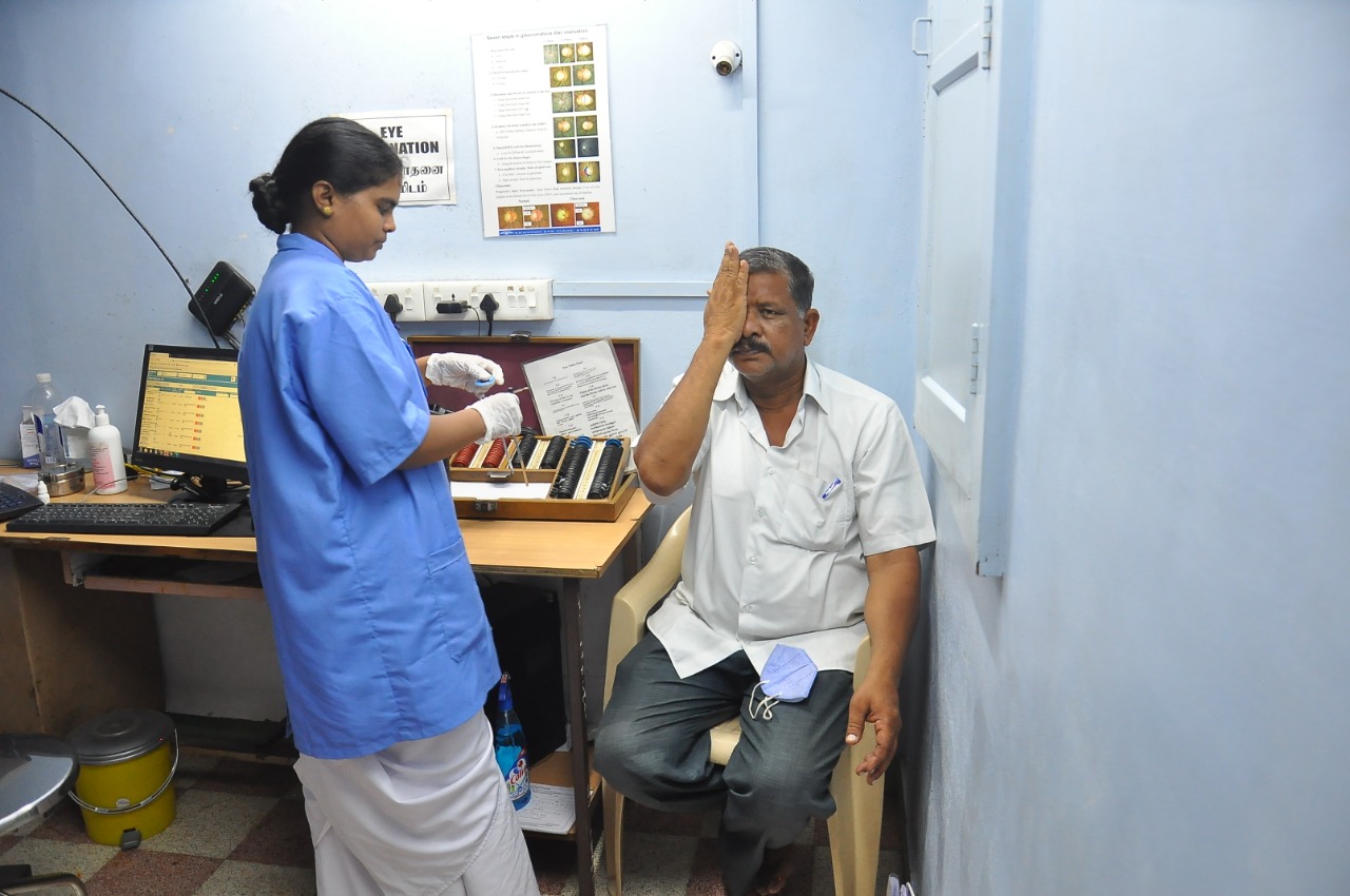 Digital image depicting the optometrist assessing the uncorrected visual acuity of the patient